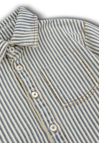 Gestreepte button-up shirt in crème en blauw met een kraag, witte knopen en een borstzak. Contraststiksel op de randen en naden.