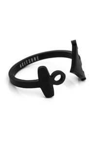 Anello in metallo nero con design minimalista caratterizzato da due forme distinte: una parte superiore piatta e un anello. La superficie ha una texture opaca.