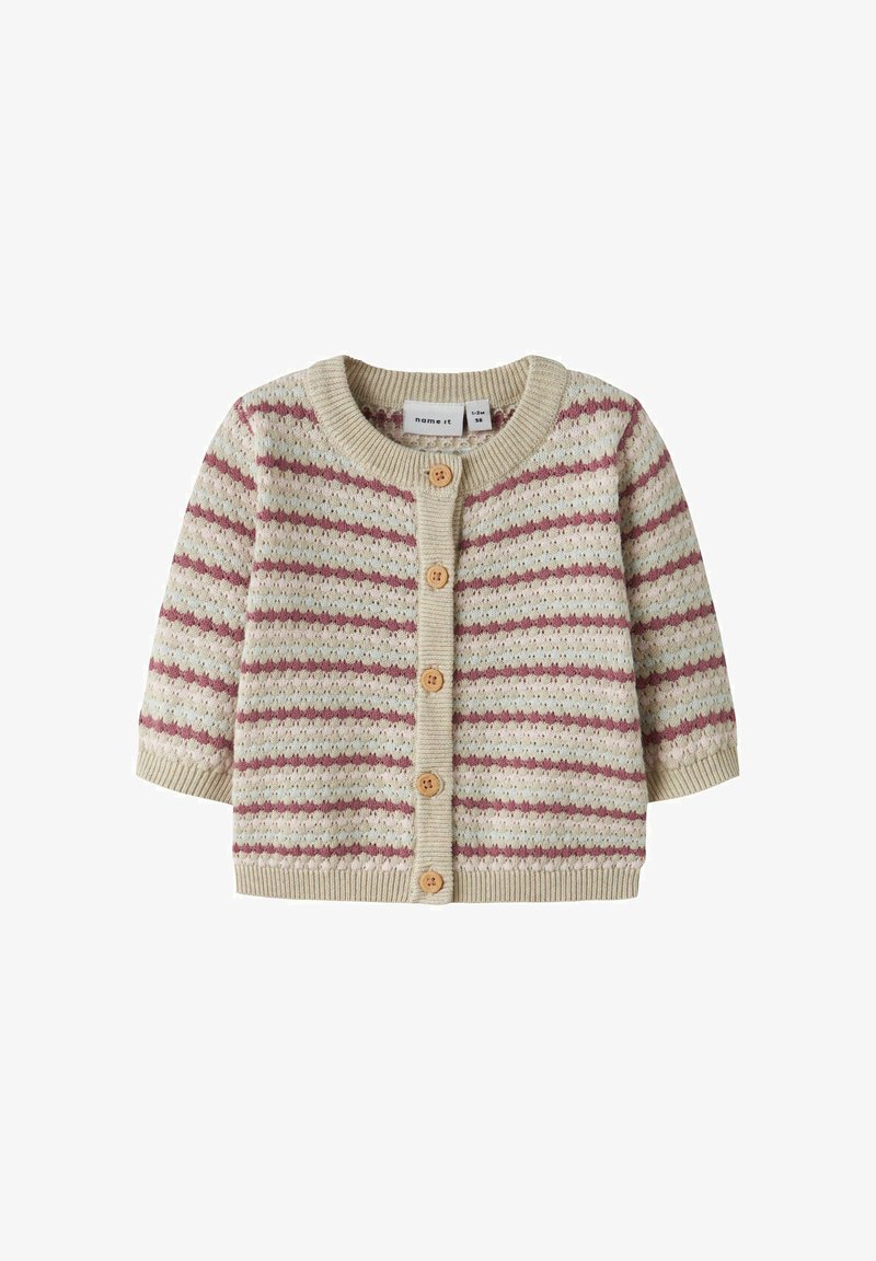 Cardigan pour bébé à rayures horizontales beige et rose poudré, boutons en bois sur le devant, texture tricotée, et manches longues.