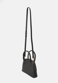Borsa nera realizzata in pelle texture, caratterizzata da una forma curvata, due manici superiori e una lunga tracolla regolabile con dettagli in oro.