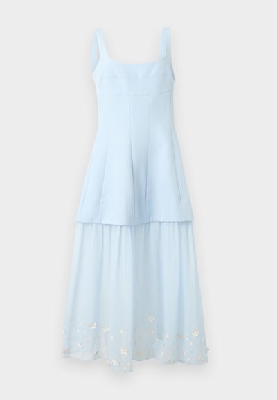 Rochie albastru deschis fără mâneci, cu corset strâns pe corp și fustă stratificată, având mici aplicații florale argintii la tiv.