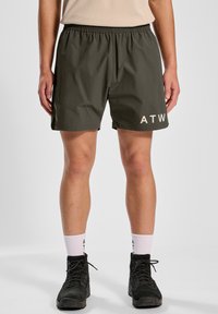 Donkergroene lichte shorts met een elastische tailleband, met een geprinte "ATW" logo in crèmekleurig op de voorkant en zijdetails.