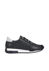 Basket en cuir noir avec semelle blanche et bleu foncé, lacets noirs et languette argentée au talon, vue de côté sur fond blanc.
