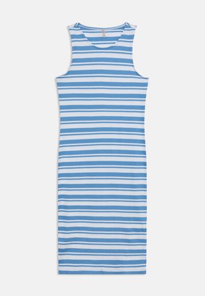 Αμάνικο, μέχρι το γόνατο φόρεμα με οριζόντιες μπλε και λευκές ρίγες και στρογγυλή λαιμόκοψη, απλωμένο επίπεδα σε λευκό φόντο.