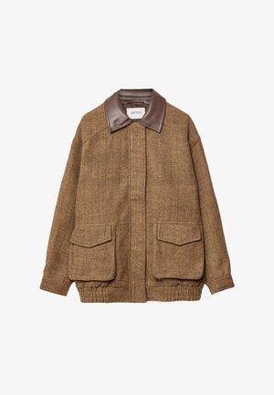 Veste en chevrons marron avec un col en cuir marron, fermeture éclair à l'avant, et deux poches à patch à l'avant ; présente des poignets et un ourlet élastiqués.