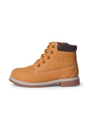 Stivale da lavoro color cuoio con collo imbottito marrone scuro, occhielli metallici, lacci rotondi color cuoio, cuciture bianche e suola spessa tassellata.