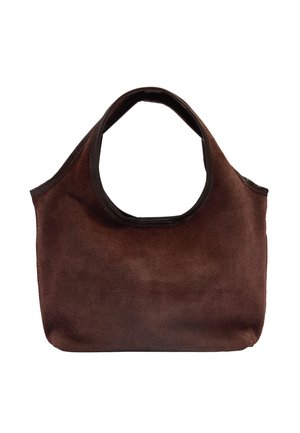 Ciemnobrązowa zamszowa torebka z zaokrąglonym uchwytem i prostym, nieskomplikowanym wzorem na białym tle.
