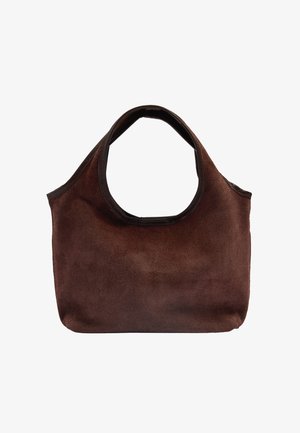 Ciemnobrązowa zamszowa torebka z zaokrąglonym uchwytem i prostym, nieskomplikowanym wzorem na białym tle.