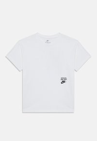 Biely bavlnený tričko s krátkymi rukávmi, okrúhlym výstrihom a čiernym potlačeným textom "POUŽITIE IBA PRE OFICIÁLNE" spolu s logom Nike na ľavej strane hrudi.
