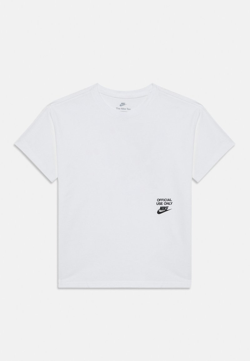 Bílý bavlněný tričko s krátkými rukávy, kulatým výstřihem a černým natištěným textem "OFICIÁLNÍ POUZE PRO UŽITÍ" vedle loga Nike na levé straně hrudi.