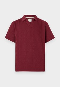 Polo en bourgogne à manches courtes avec un motif texturé, doté d'un col partiel et d'une coupe décontractée.