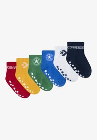 Set di sei calzini alla caviglia in rosso, giallo, verde, blu, bianco e blu navy, con motivi a stelle in contrasto e il logo "CONVERSE".