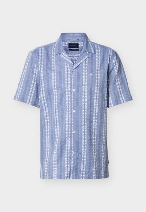 Chemise à manches courtes bleu et blanc à rayures, boutonnée avec un col et un motif de palmiers en rayures verticales.