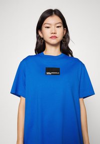 Karl Lagerfeld Jeans SHORT-SLEEVED - Apdrukāts T-krekls - blue