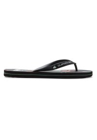 Musta flip-flop, jossa on teksturoitu pohja värikkäällä kuviolla, ohuet hihnat ja pieni valkoinen lisäys pohjassa.