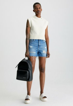 Calvin Klein Jeans MOM  - Shorts vaqueros - denim medium