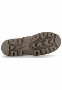 Semelle en caoutchouc brun avec un motif de grip texturé et des rainures prononcées. Présente le logo de la marque "Gabor" intégré au centre.