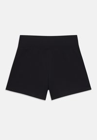 Shorts noirs en tissu extensible avec une texture lisse et une taille élastique ; design simple avec des lignes nettes et sans coutures visibles.