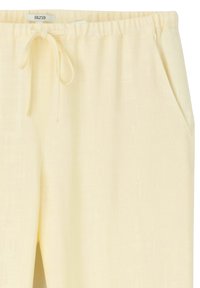 Pantalons en lin jaune clair avec une taille élastique, cordon de serrage ajustable et poches latérales. Texture lisse avec une coupe décontractée.