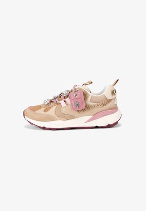 Beige en roze suède en leren sneaker met kristallen versieringen op de veters en een roze label dat aan de zijkant hangt.