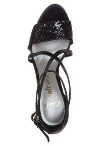 Sandale à talons hauts noire avec un dessus pailleté, des brides en daim et une semelle intérieure rembourrée. Elle dispose d'une fine bride à la cheville et d'un design à bout ouvert.