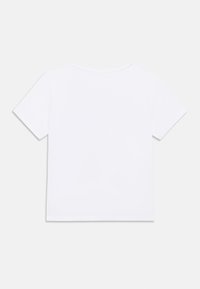 Λευκό βαμβακερό t-shirt με κοντά μανίκια, στρογγυλή λαιμόκοψη και απλή σχεδίαση στην πλάτη· διαθέτει ομαλή υφή χωρίς εμφανή σχέδια ή διακοσμητικά στοιχεία.