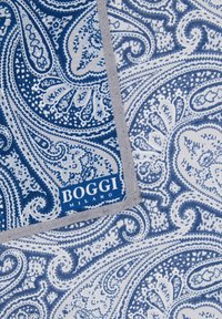 Sininen ja valkoinen paisley-kuvioitu tekstiili, jossa on pehmeä pinta, harmaa reuna ja sininen etiketti, jossa lukee "BOGGI MILANO".