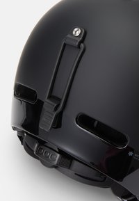 Fekete kerékpáros sisak sima, fényes felülettel, hátsó szellőzőnyílásokkal, állítható pánttal és egy jellegzetes POC logóval az oldalon.