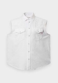 Camisa sin mangas blanca de tela vaquera de algodón, con un cuello clásico, cierre frontal de botones, dos bolsillos en el pecho y un sutil bordado de una "R" roja.