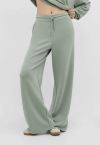 Stradivarius PALAZZO  - Donji dijelovi trenirke - light green
