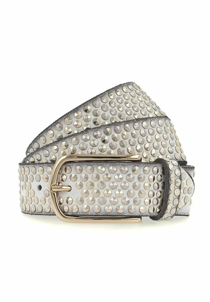 Ceinture argentée avec des clous métalliques ronds partout et une boucle rectangulaire dorée brillante, roulée sur un fond blanc.