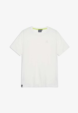 Maglietta bianca in cotone con scollo rotondo, maniche corte e un accento verde chiaro sul colletto. Presenta un logo sottile sul petto.