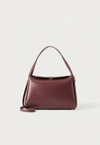 Sac à main en cuir bordeaux au design structuré, avec une anse supérieure unique, une bandoulière amovible et un fermoir doré. Texture lisse.