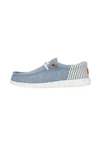 Scarpa in tessuto blu con suola maculata bianca, caratterizzata da una sezione in tessuto a righe sul tallone e una chiusura con lacci con un dettaglio in legno.