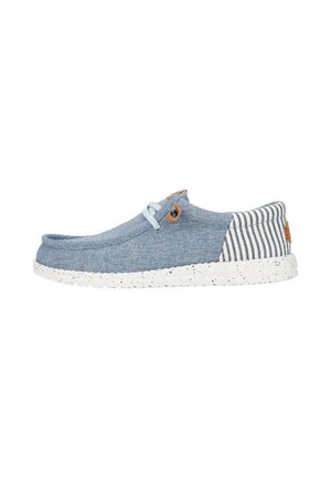 Scarpa in tessuto blu con suola maculata bianca, caratterizzata da una sezione in tessuto a righe sul tallone e una chiusura con lacci con un dettaglio in legno.