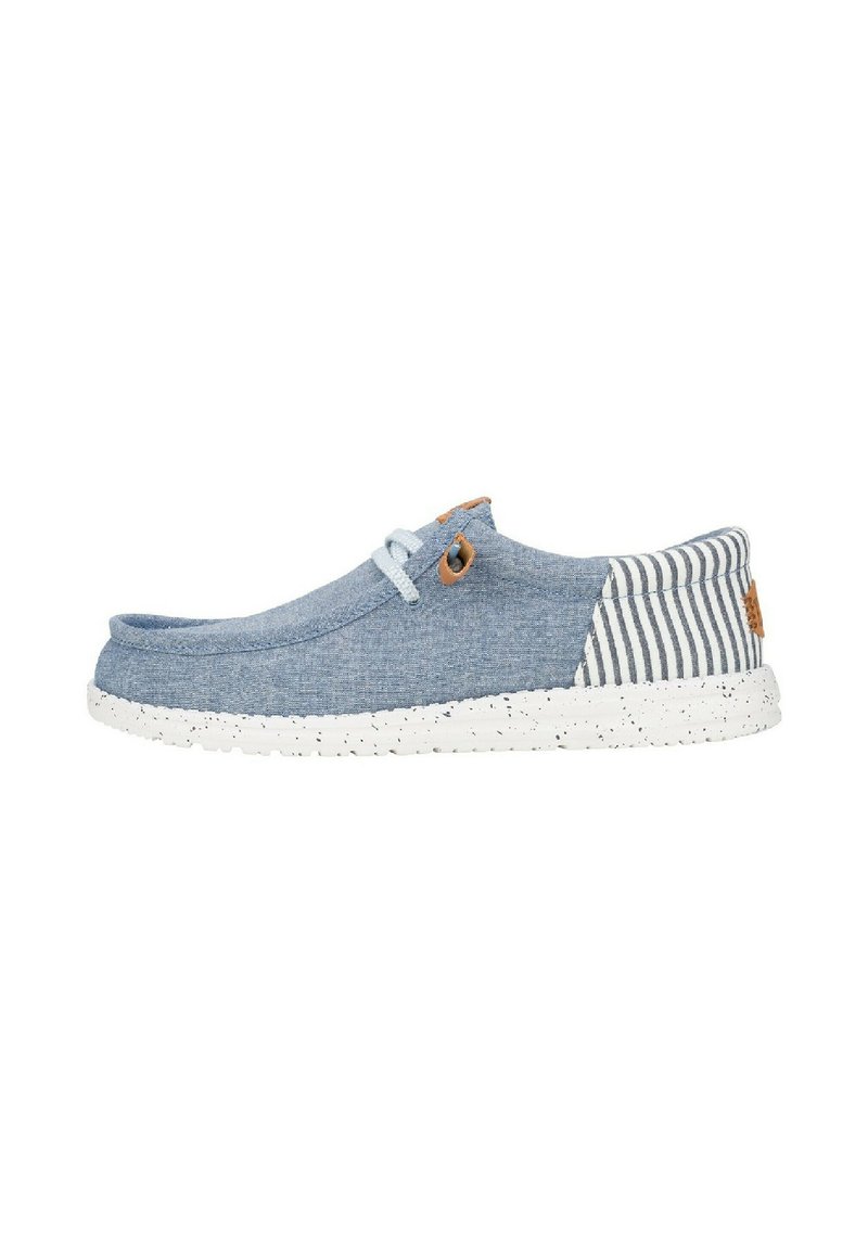 Scarpa in tessuto blu con suola maculata bianca, caratterizzata da una sezione in tessuto a righe sul tallone e una chiusura con lacci con un dettaglio in legno.