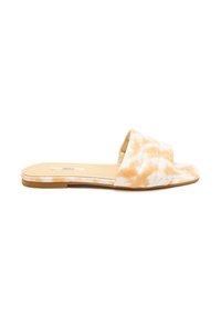Witte en oranje tie-dye slide sandalen met een platte zool, voorzien van een zachte stoffen bovenkant en een kruisbandontwerp voor gemakkelijk aan- en uittrekken.