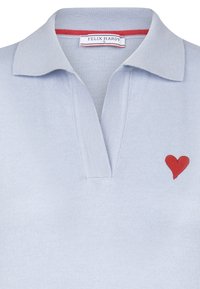 Helles blaues gestricktes Polohemd mit einer roten Herzstickerei auf der Brust. Verfügt über einen klassischen Kragen und eine Dreiknopf-Leiste.