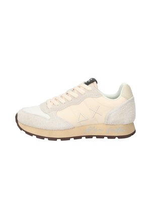 Sneaker basse beige e crema con dettagli in camoscio, chiusura con lacci frontale e scritta "Run faster" sulla suola laterale.