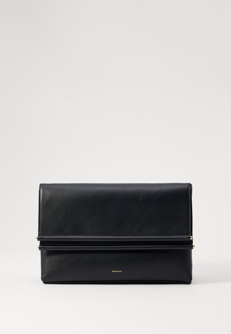 Clutch in pelle nera con design pieghevole, dotata di una cerniera dorata e logo in rilievo nella parte inferiore. Texture liscia e forma rettangolare.