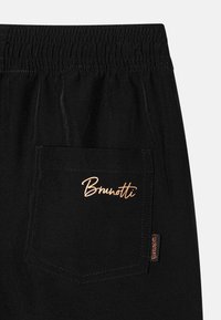 Crne kratke hlače s elastičnom waistbandom, sa stražnjim džepom i zlatnim "Brunotti" logom. Glatka tekstura, ležeran dizajn.