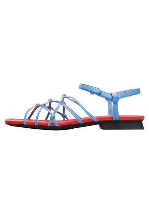 Flad sandal med rød fodseng, sort sål og lyseblå knyttede remme og ankelrem med spænde.