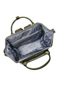 Bolsa verde oliva con cierre de cremallera, interior con forro azul con estampado de texto, múltiples compartimentos incluyendo un bolsillo con cremallera.