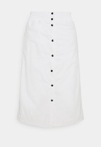 Falda blanca de algodón hasta la rodilla con cintura fruncida, que presenta un cierre frontal con botones negros y un diseño sencillo y recto.