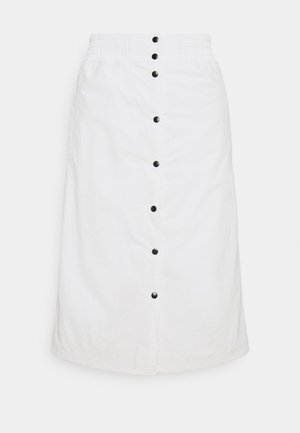 Falda blanca de algodón hasta la rodilla con cintura fruncida, que presenta un cierre frontal con botones negros y un diseño sencillo y recto.