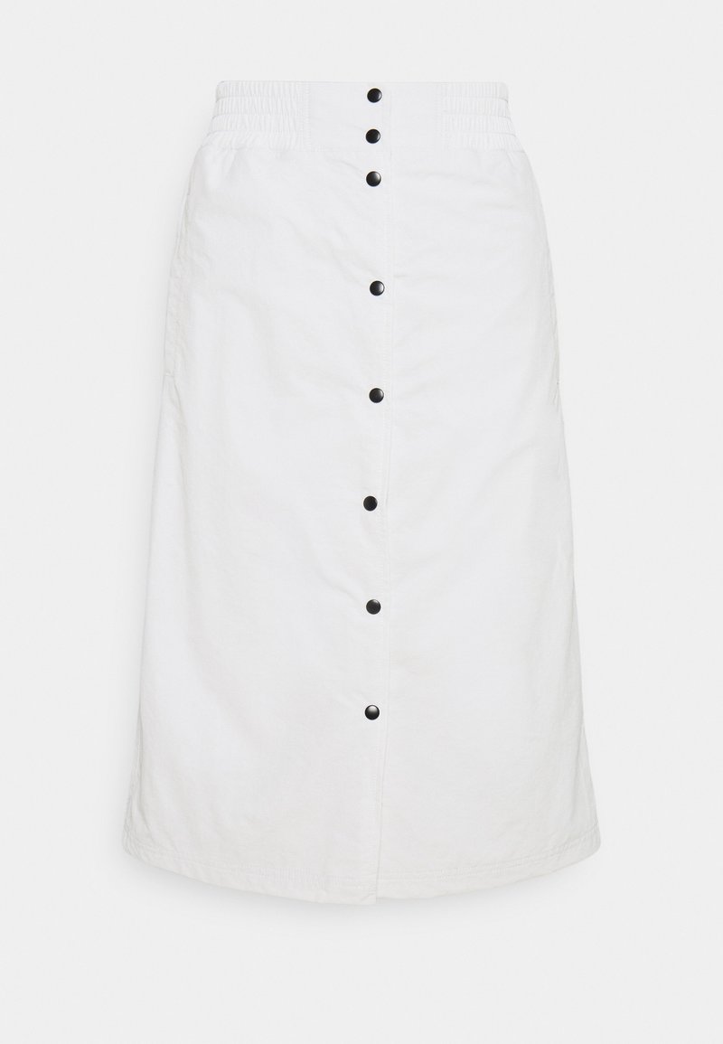 Falda blanca de algodón hasta la rodilla con cintura fruncida, que presenta un cierre frontal con botones negros y un diseño sencillo y recto.