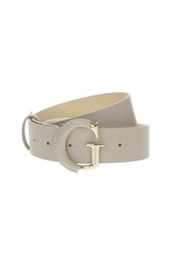 Ceinture en cuir gris clair avec une boucle circulaire en or arborant un logo. Texture lisse, ajustable avec plusieurs trous pour un meilleur ajustement.