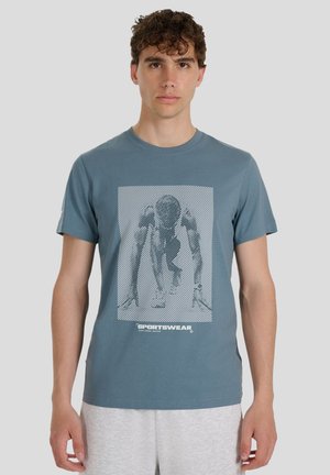 - T-shirt z nadrukiem