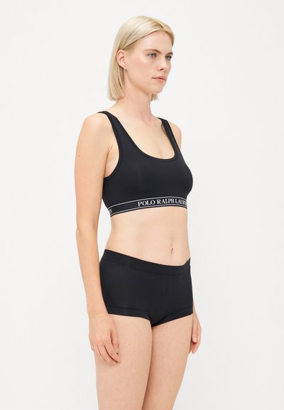 Sort sportstopp og matchende boyshorts sæt, lavet af strækbart stof, med en logo elastik og glat tekstur samt et klassisk design.