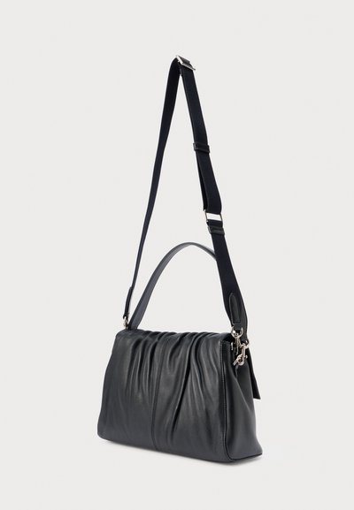 Sort skuldertaske i læder med samlet tekstur, udstyret med en aftagelig nylonrem og sølvfarvede metaldetaljer. Rektangulær form.